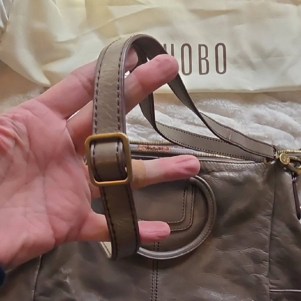 HOBO Women's Taupe Sheila Leather Hobo Bag  Ex Cond - Picture 3 of 8
